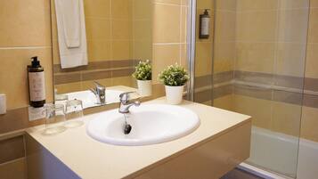 Combined shower/tub, hair dryer, bidet, towels