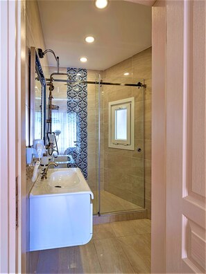 Deluxe Balcony Room | Μπάνιο | Ντουζιέρα, ντους βροχής, δωρεάν προϊόντα προσωπικής περιποίησης