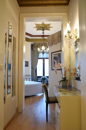 Premium bedding, minibar, in-room safe, individually decorated - Ragıp Pasha Apartments (Istanbul)