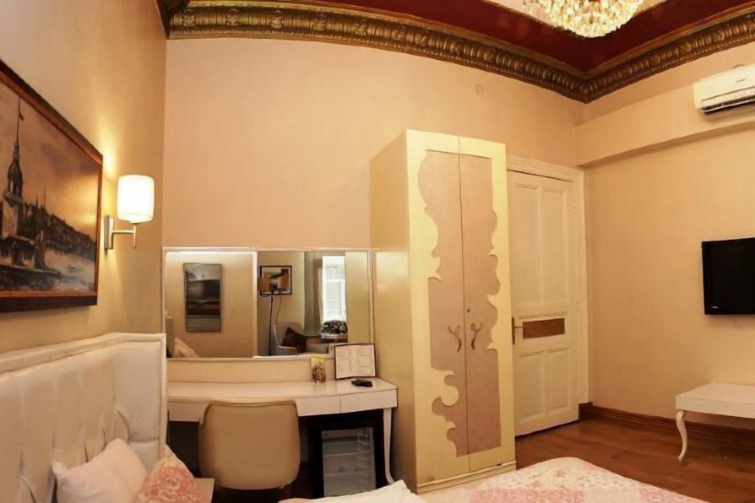 高档床上用品、迷你吧、客房内保险箱、特色装修