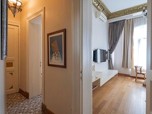 Familien-Suite, 2 Schlafzimmer | Wohnbereich | 100-Zoll-Flachbildfernseher mit Satellitenempfang, Fernseher