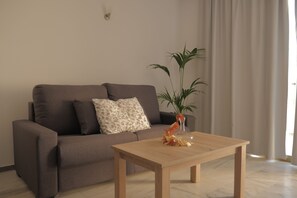 Down comforters, desk, iron/ironing board, free cribs/infant beds - Apartamentos Pirámides (Arona)