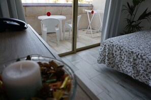 Couette en duvet d'oie, bureau, fer et planche à repasser