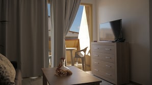 Apartment, 1 Bedroom, Balcony | Down comforters, desk, iron/ironing board (on request), cribs (free) - Apartamentos Pirámides (Arona)