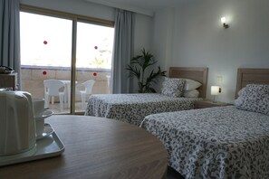 Down comforters, desk, iron/ironing board, free cribs/infant beds - Apartamentos Pirámides (Arona)