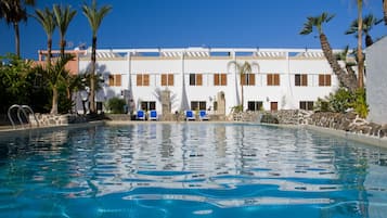 4 outdoor pools, pool umbrellas, sun loungers