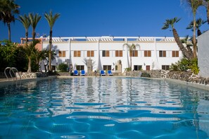 4 utendørsbassenger, bassengparasoller og solsenger