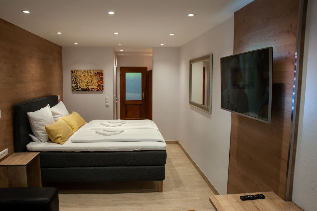 comfort double room, 1 king bed, terrace, ground floor | premium bedding, desk, cots/infant beds, free wifi