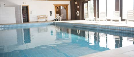 Indoor pool, sun loungers