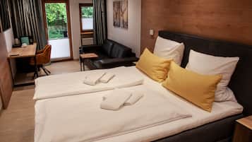 Comfort-Doppelzimmer, 1Â King-Bett, Terrasse, Erdgeschoss | Hochwertige Bettwaren, Schreibtisch, Babybetten, kostenloses WLAN