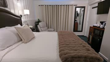 Standard Room, 1 Queen Bed, Non Smoking | Desk, iron/ironing board, cribs/infant beds, free WiFi