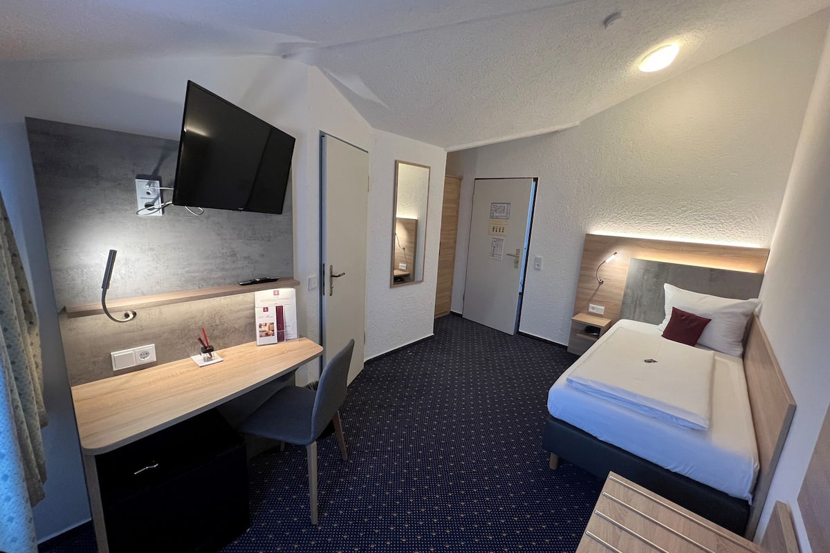 comfort single room | free minibar, in-room safe, desk, free wifi