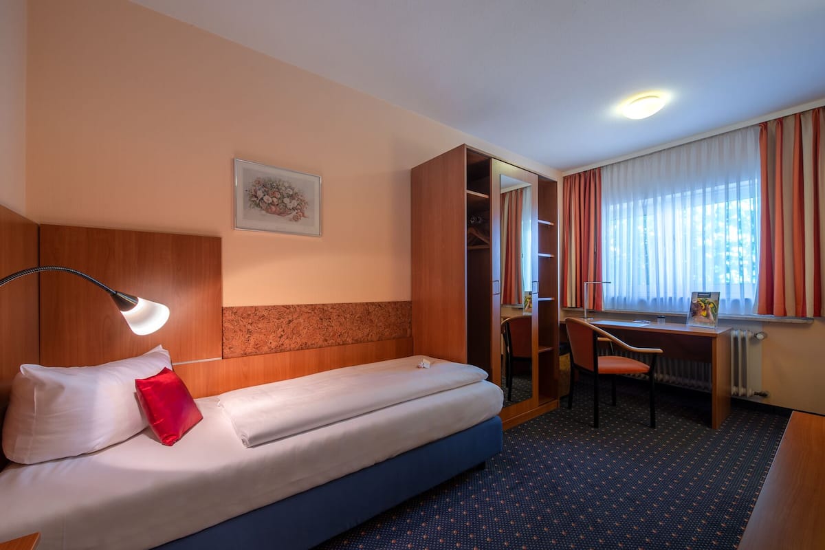 standard single room | free minibar, in-room safe, desk, free wifi