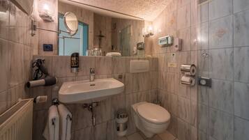 Standard-Doppelzimmer | Badezimmer | Dusche, kostenlose Toilettenartikel, Haartrockner, Bademäntel