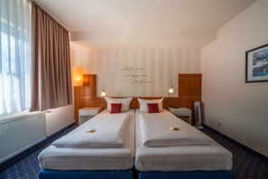 Standard Double Room | Free minibar, in-room safe, desk, free WiFi - Parkhotel Obertshausen (Obertshausen)