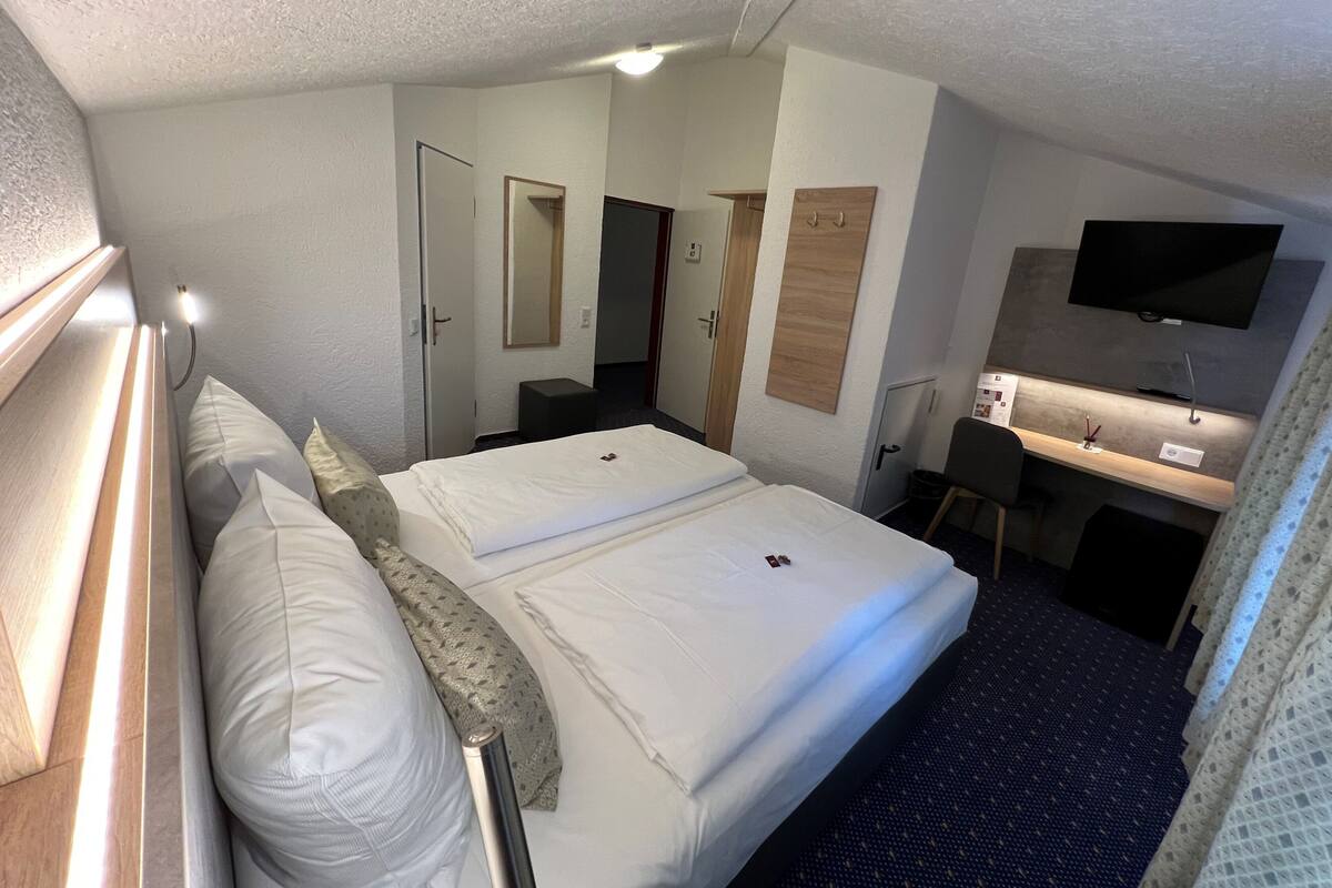 Habitación Confort doble | Minibar con artículos gratuitos, caja fuerte, escritorio y wifi gratis
