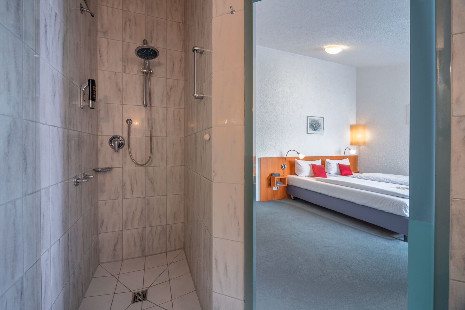 standard double room | bathroom | shower, free toiletries, hair dryer, dressing gowns