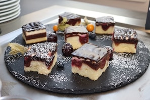 Tägliches Frühstücksbuffet gegen Gebühr