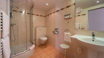 Standard-Doppelzimmer | Badezimmer | Dusche, kostenlose Toilettenartikel, Haartrockner, Bademäntel