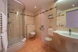 Standaard tweepersoonskamer | Badkamer | Een douche, gratis toiletartikelen, een haardroger, badjassen