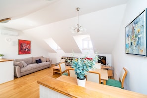 Apartamento, 2 quartos, vista para a cidade (Duplex) | Área de estar | TV