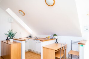 Departamento, 2 habitaciones, vista a la ciudad (Duplex) | Cocina privada | Refrigerador, parrilla de estufa y tetera eléctrica 
