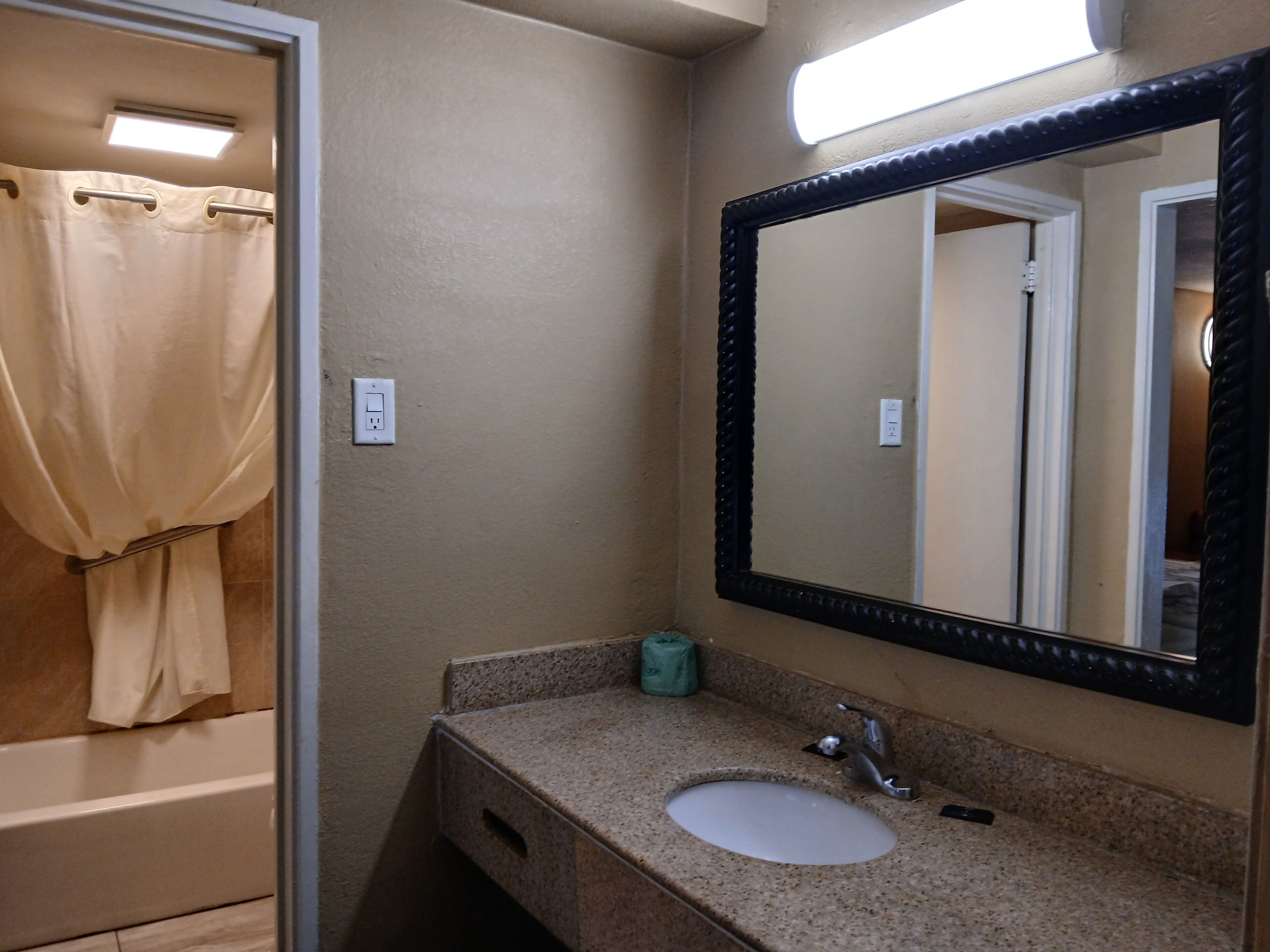 Deluxe Room, 1 King Bed, Non Smoking | Bathroom | Free toiletries, hair dryer, towels