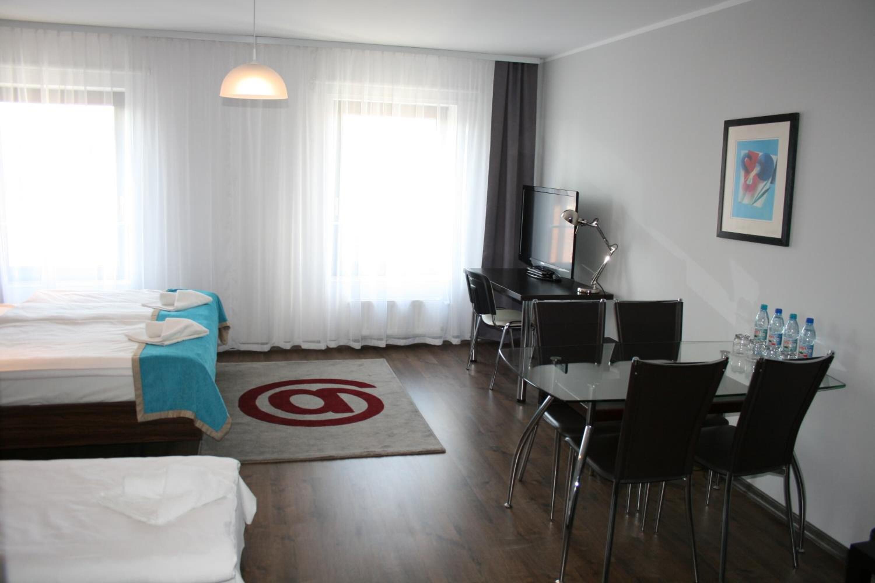 Roupas de cama premium, cofres nos quartos, escrivaninha