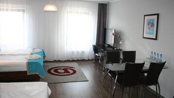 Roupas de cama premium, cofres nos quartos, escrivaninha
