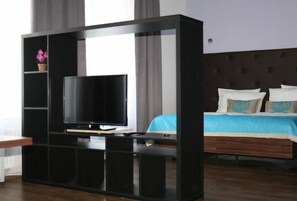 Ylelliset vuodevaatteet, tallelokero huoneessa, työpöytä