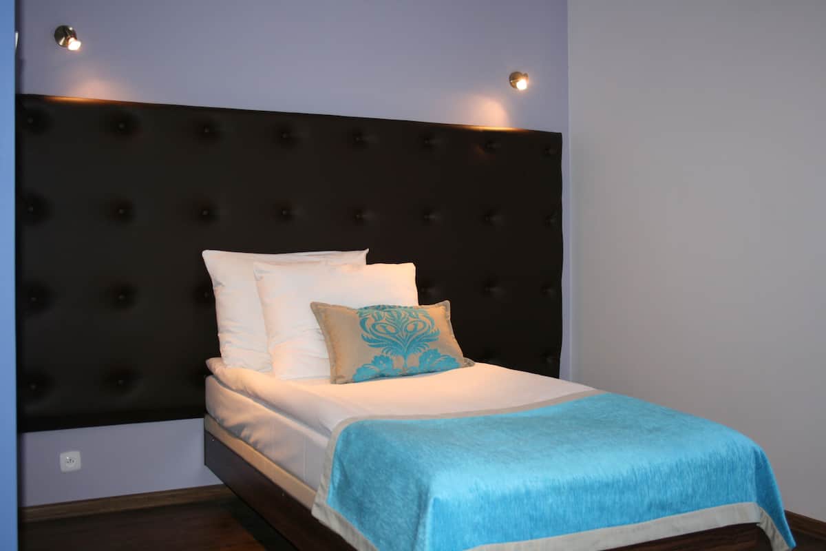 Quarto solteiro standard | Roupas de cama premium, cofres nos quartos, escrivaninha