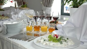 A table set for a meal with plates, glasses, and cutlery. - Hotel Opera (Tarnowskie Gory)