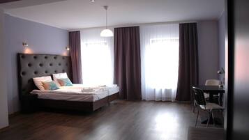 Ropa de cama de alta calidad y caja de seguridad en la habitación