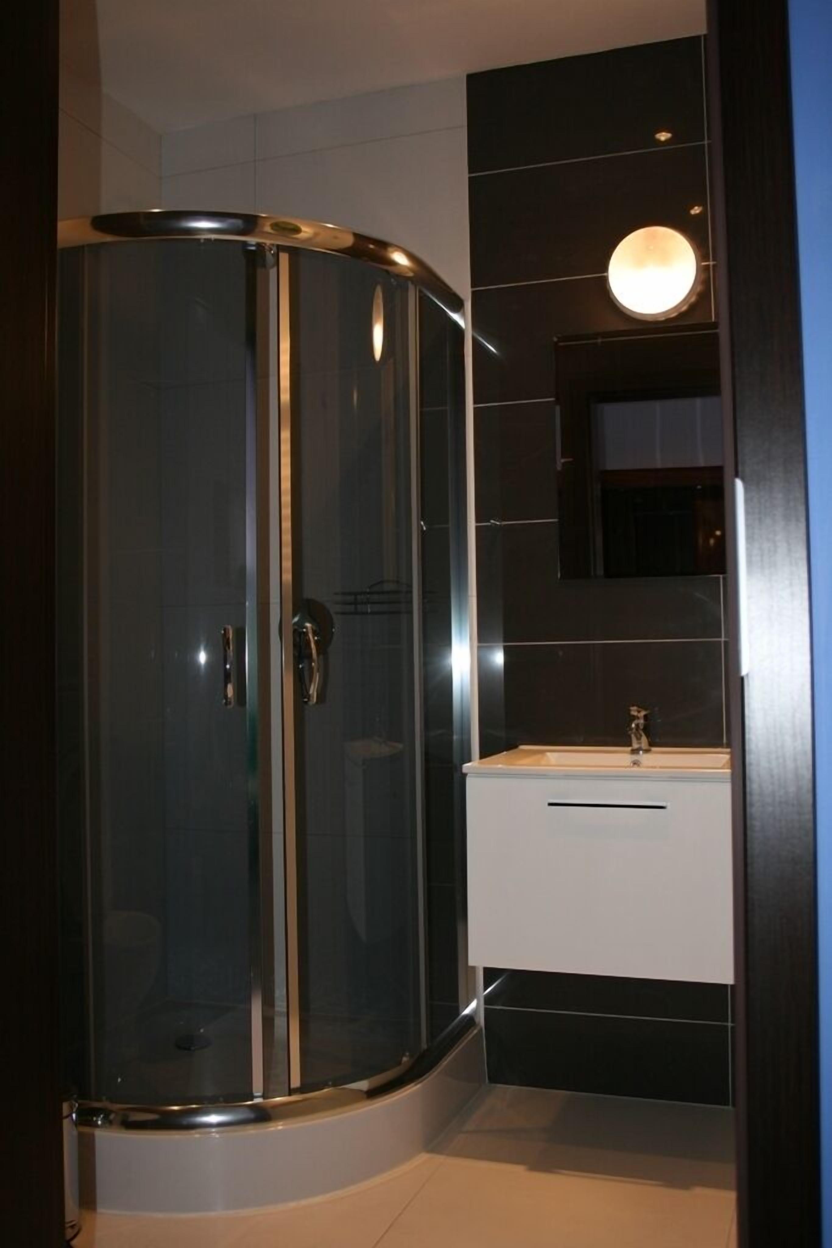 standard double or twin room | bathroom | shower, free toiletries, towels