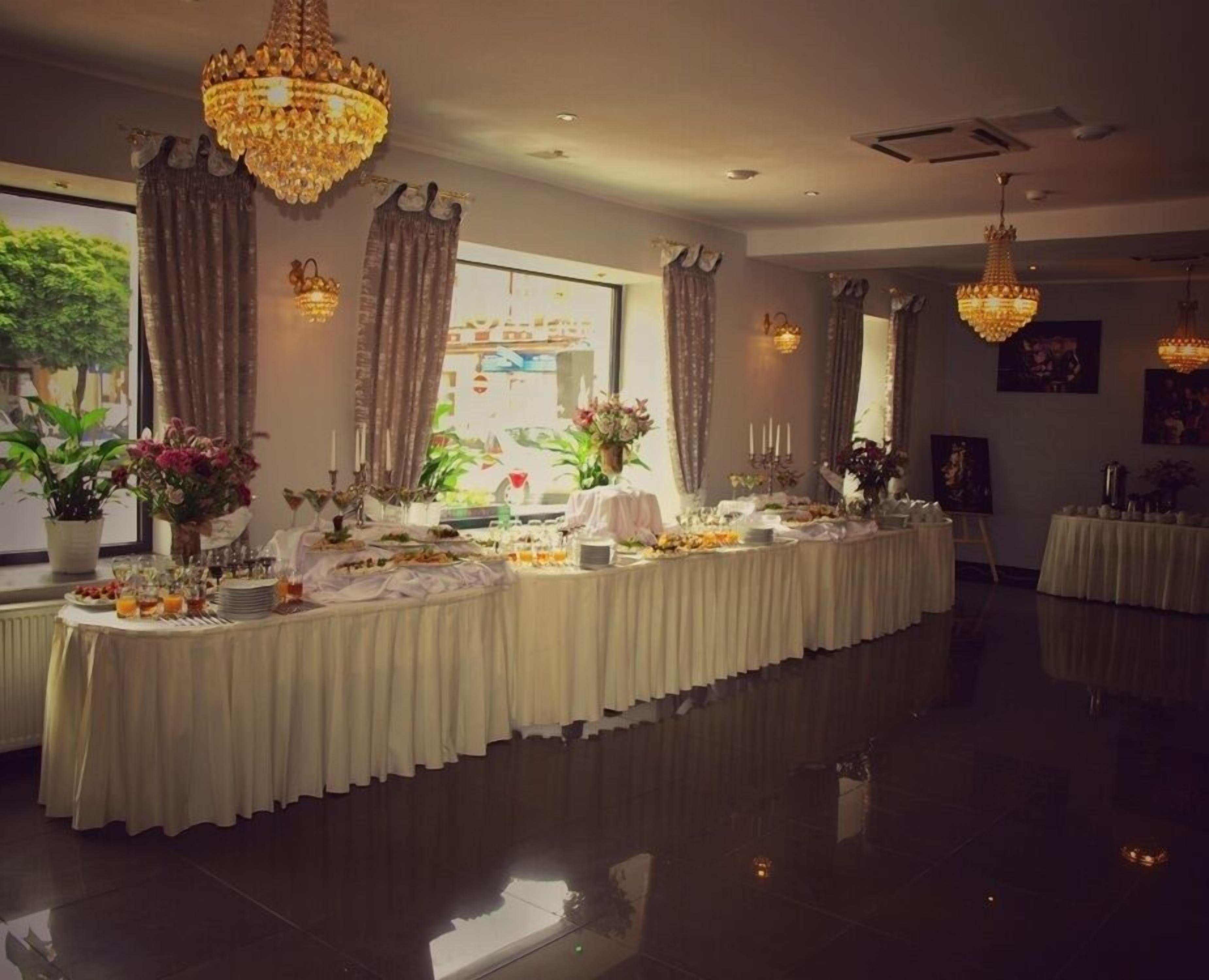 daily buffet breakfast (pln 50 per person)