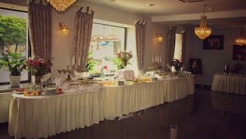 Desayuno buffet diario (PLN 50 por persona)