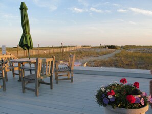 Outdoor dining - East Harbour Motel and Cottages (North Truro)