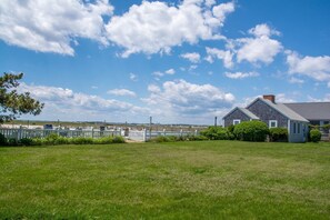 Courtyard - East Harbour Motel and Cottages (North Truro)