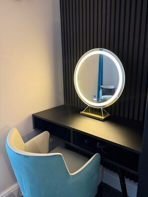 Kamar Double Khas, 1 Tempat Tidur King | Setrika/meja setrika dan seprai linen