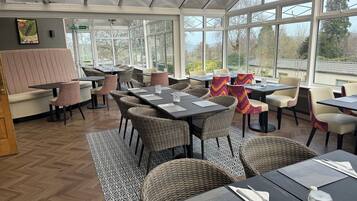 Breakfast, lunch, dinner served; Regional cuisine