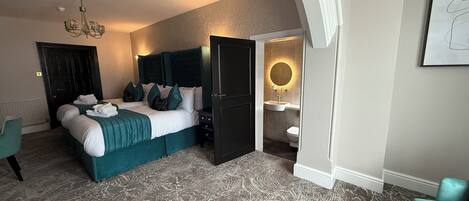 Signature Twin Room | 1 bedroom, iron/ironing board, bed sheets