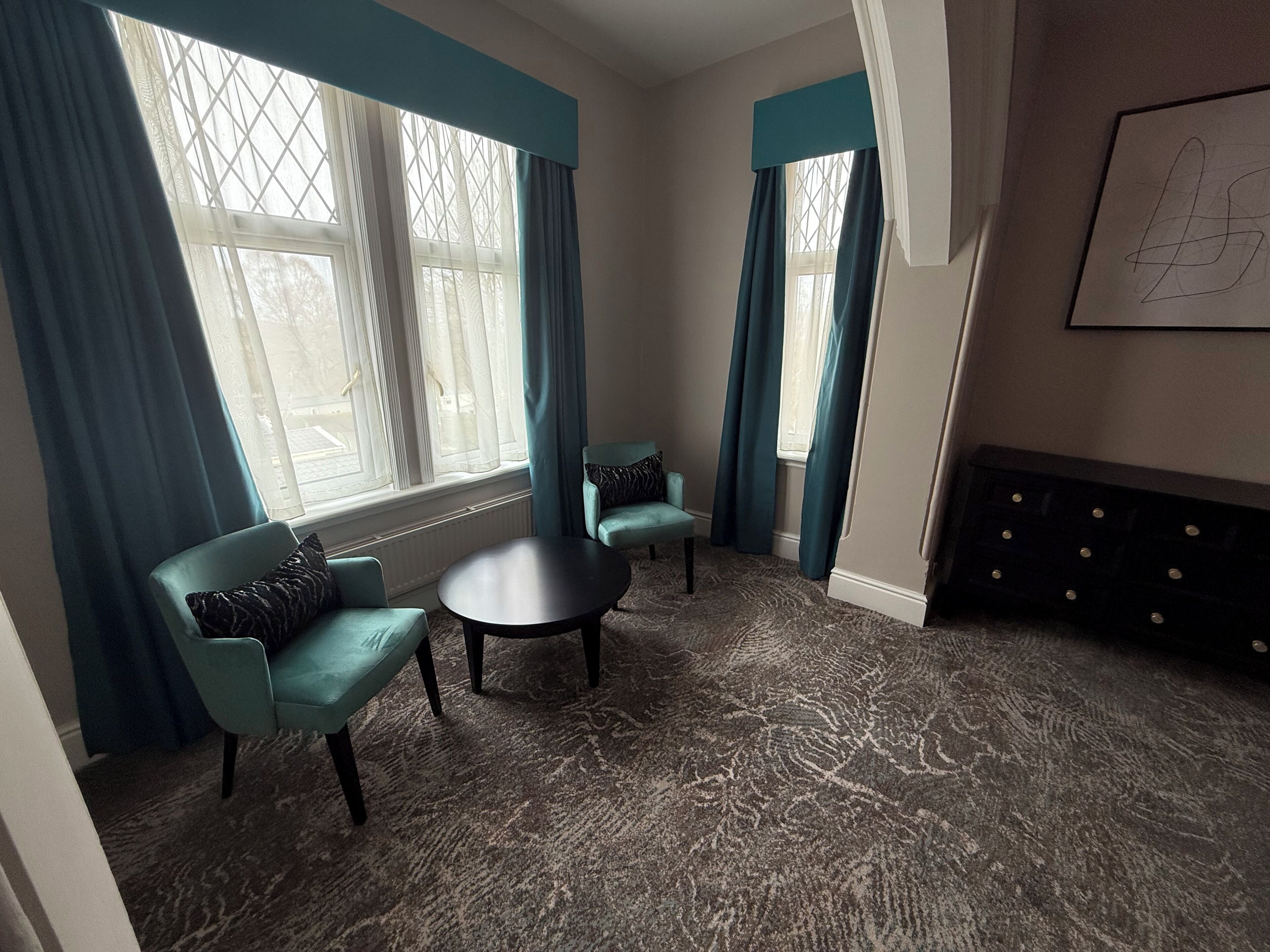 Signature Twin Room | Living area | Flat-screen TV