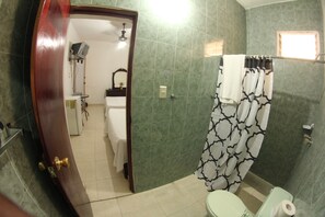 Quadruple Room (with A/C) | Bathroom shower - Hotel La Residencia (Santo Domingo)