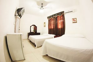 In-room safe, free cots/infant beds, rollaway beds, free WiFi - Hotel La Residencia (Santo Domingo)