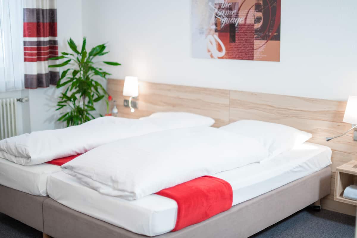 Ropa de cama de alta calidad y caja de seguridad en la habitación