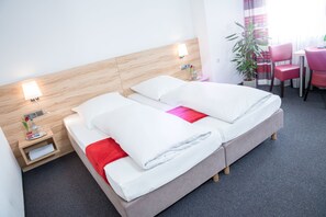 Comfort-Dreibettzimmer | Hochwertige Bettwaren, Zimmersafe, Schreibtisch, Zustellbetten
