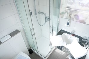 Dusche, kostenlose Toilettenartikel