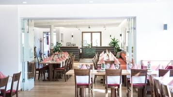 Breakfast, lunch, dinner served; Regional cuisine