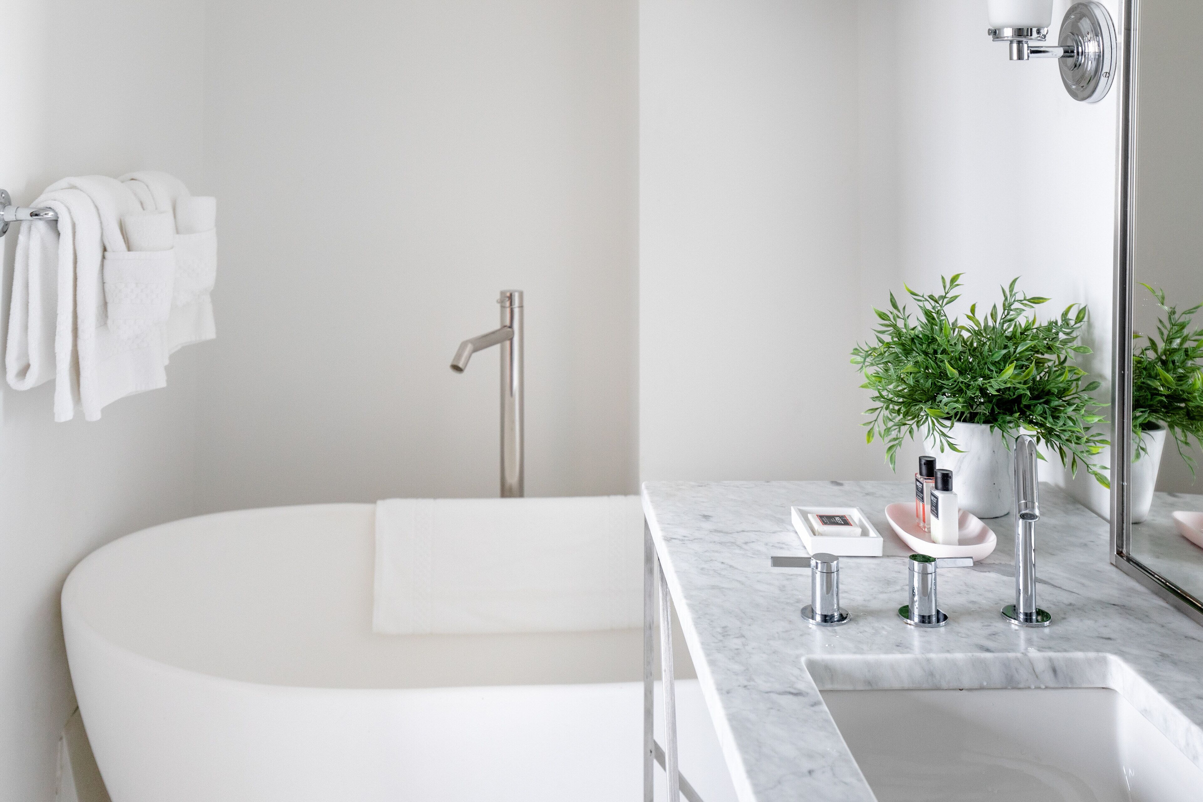 suite, 1 bedroom | bathroom | shower, designer toiletries, hair dryer, bathrobes