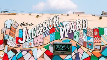 Un mural colorido con el texto 'Historic Jackson Ward' en una pared de edificio.